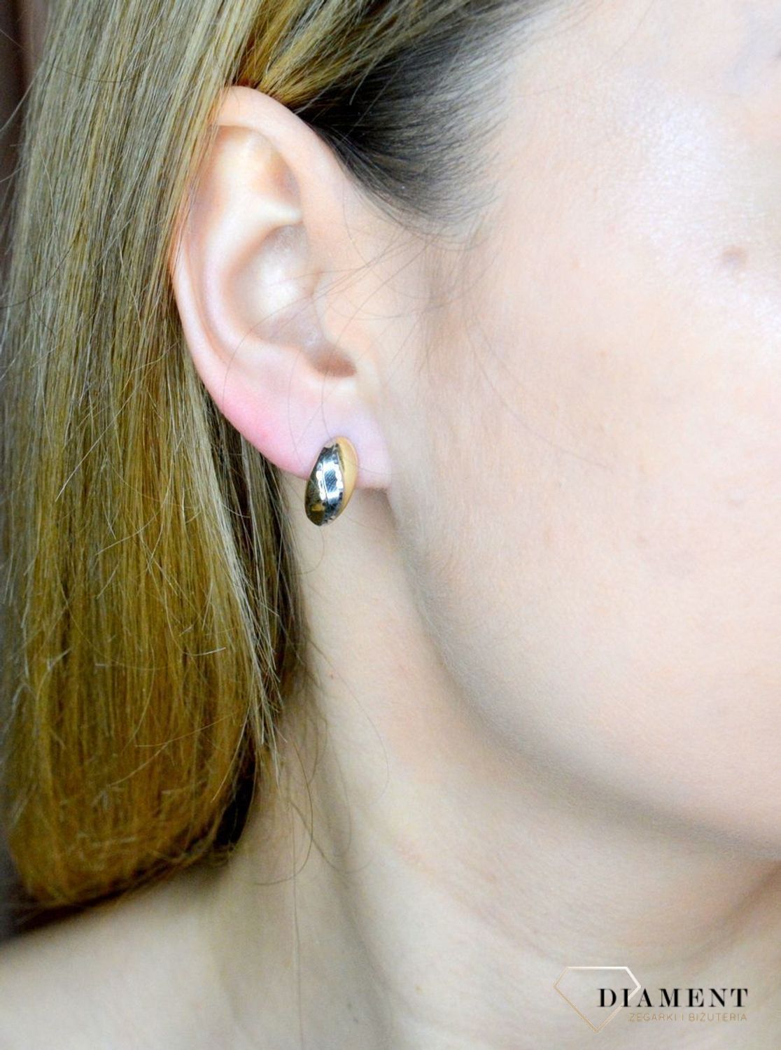 Złote kolczyki 375 angielskie z białym złotem KL 2824D 375. Złote kolczyki wykonane z najwyższej jakości żółtego złota, próba 375, waga około 1,19 gram. Kolczyki w minimalistycznym stylu, wpisujące się w obecne trendy modowe..jpg